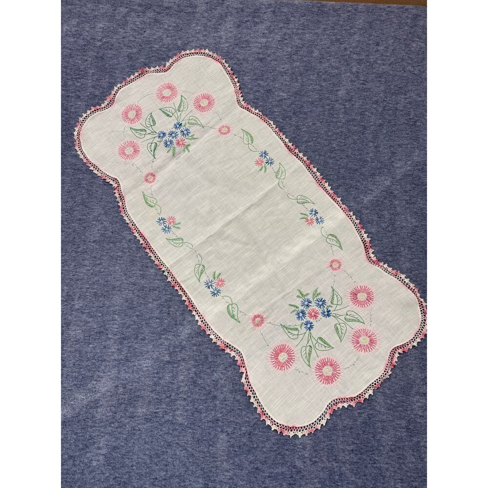 Vintage Handmade Embroidery Table Dresser Runner Flowers Leaves Approx 17x37